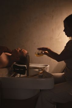 Head spa : guide complet des bienfaits pour le cuir chevelu et cheveux - Auréa Head Spa